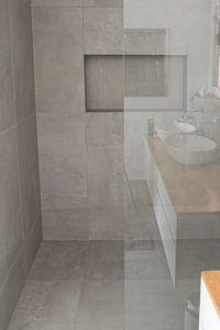 große Dusche graue Fliesen