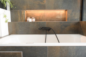 schöne große Badewanne Beleuchtung dunkel