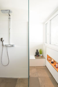 Helles modernes Bad mit großer Dusche